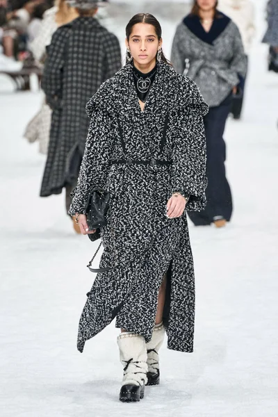Look 10